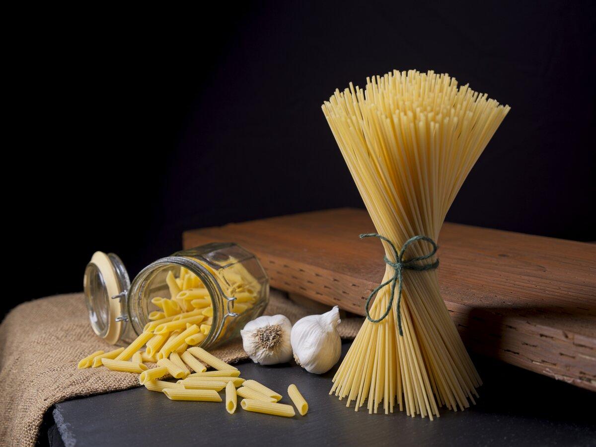 Still life photo of dried pasta and garlic
