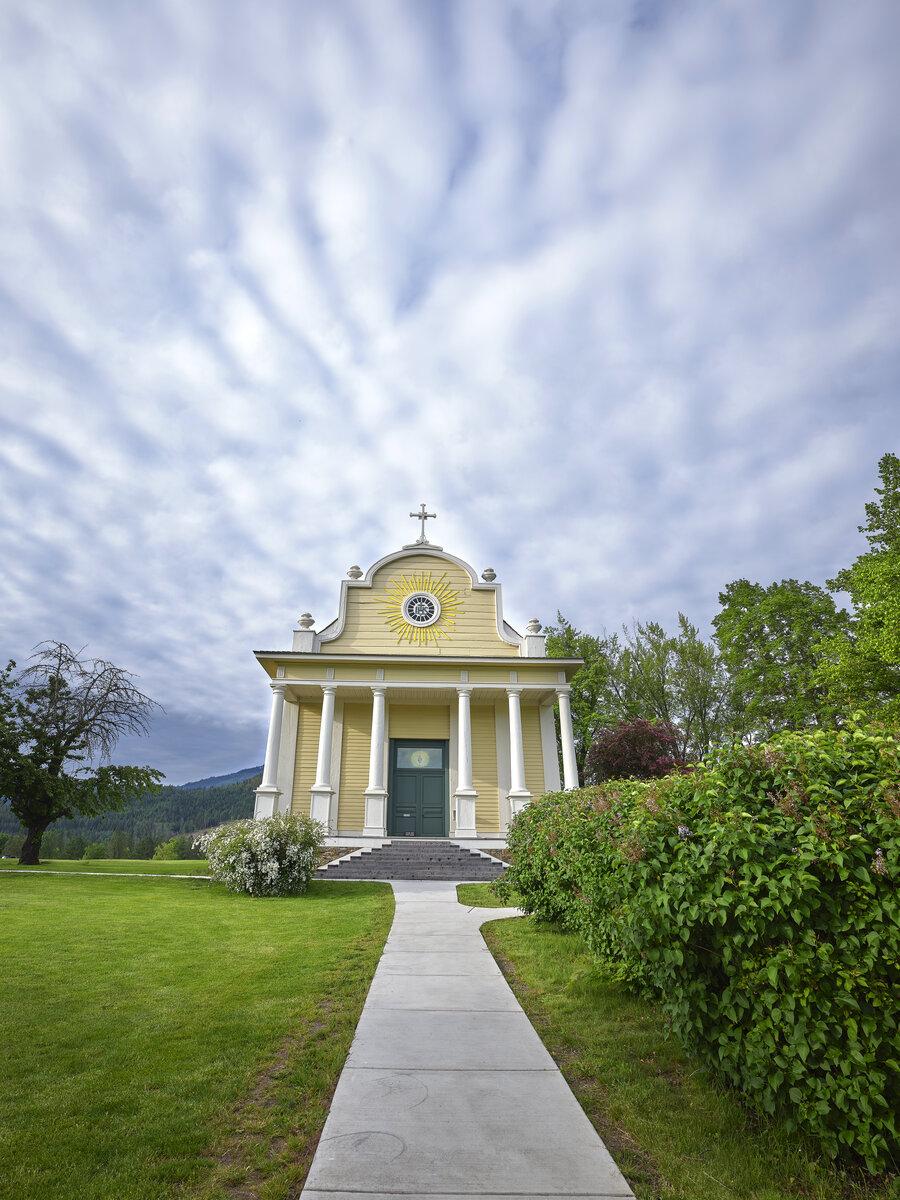 Sidewalk leads to Cataldo Mission