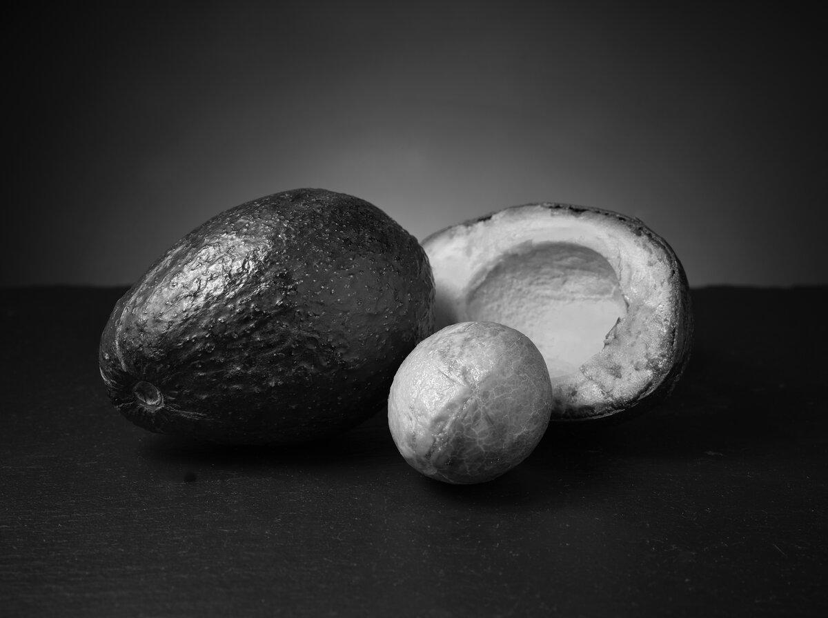 Avocado nut with the whole and half pieces