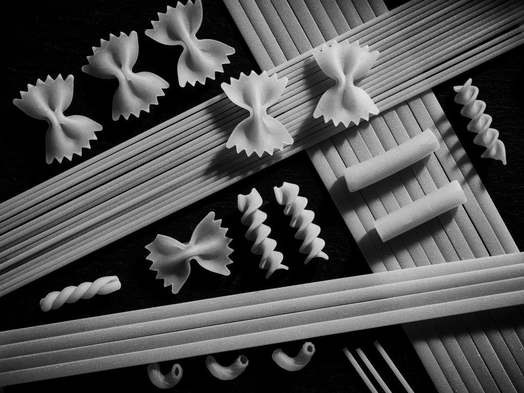 B&W flatlay of various dried pasta
