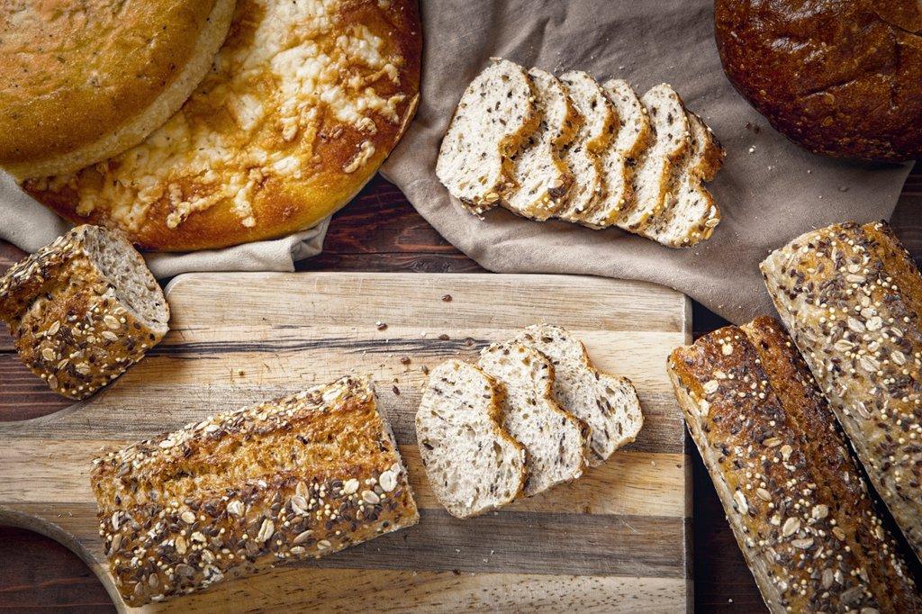 Overview of various breads and slices of bread